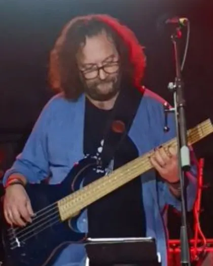 Rick, bajo de HangOut